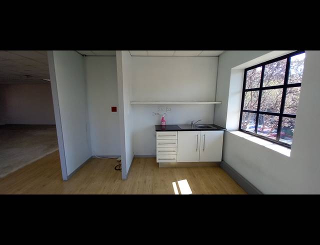225M² OFFICE TO LET IN LYME PARK